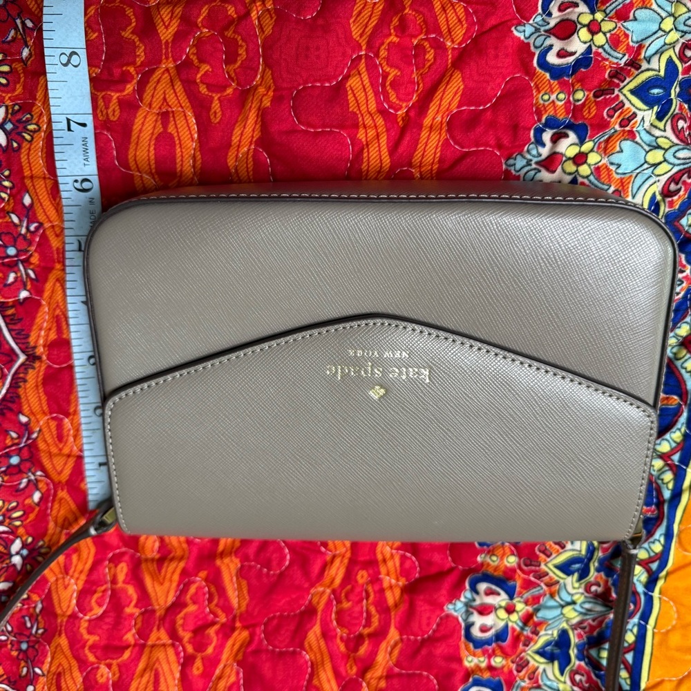 Kate Spade Gray Crossbody Bag with Chic Design - Picture 5 of 10